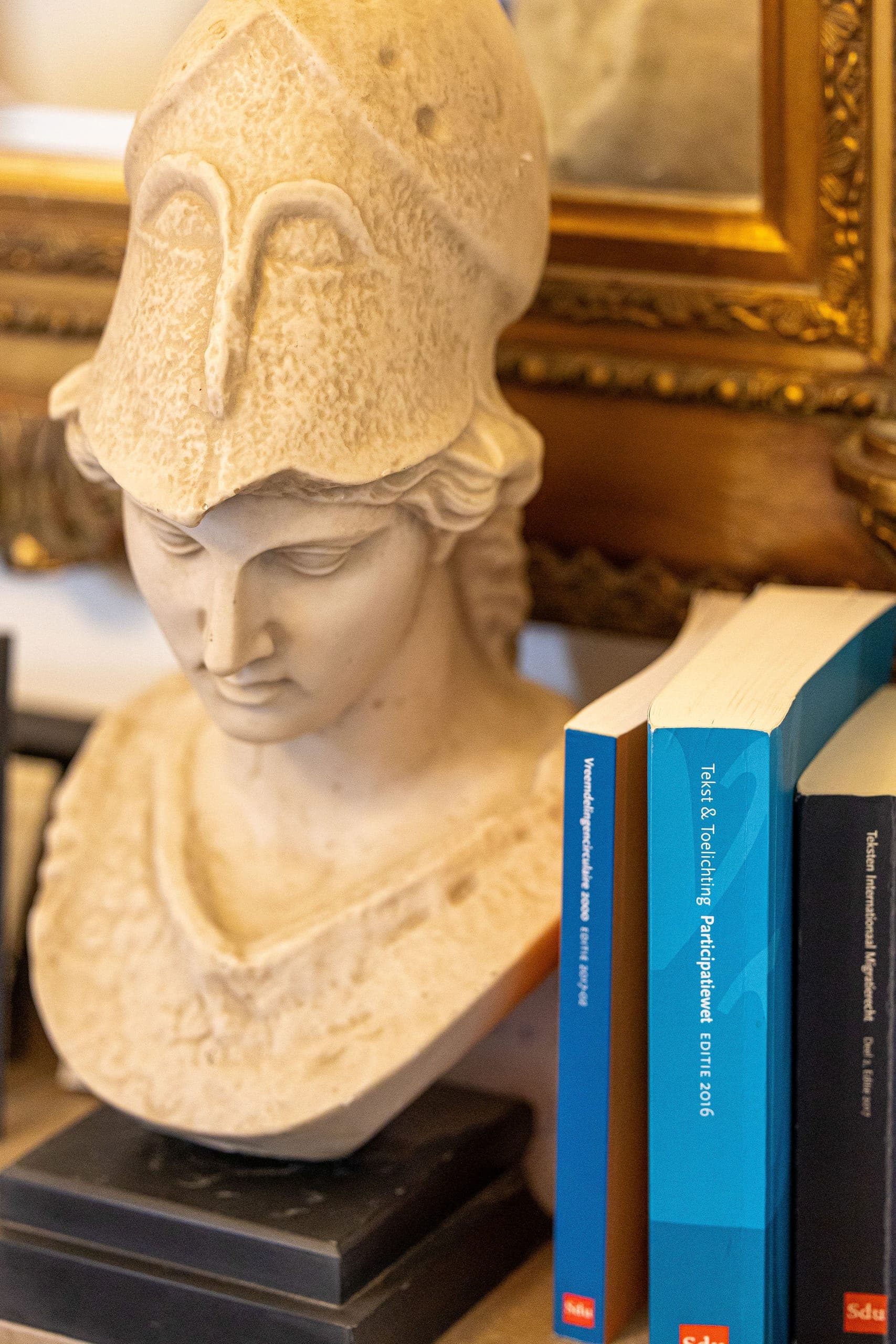 Klassieke buste tussen de wetboeken van NOOR Advocatuur