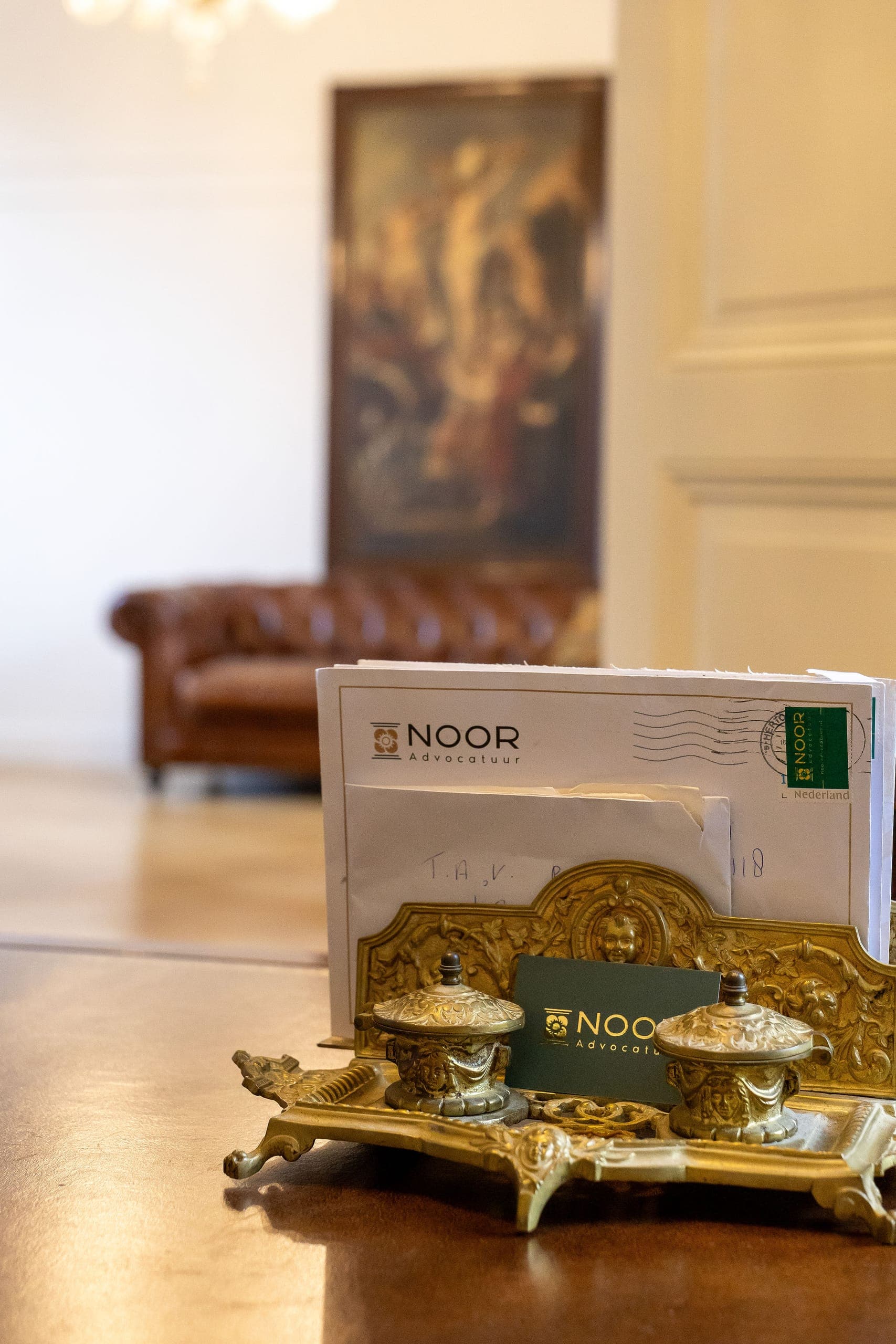 Briefpapier van NOOR Advocatuur op het bureau