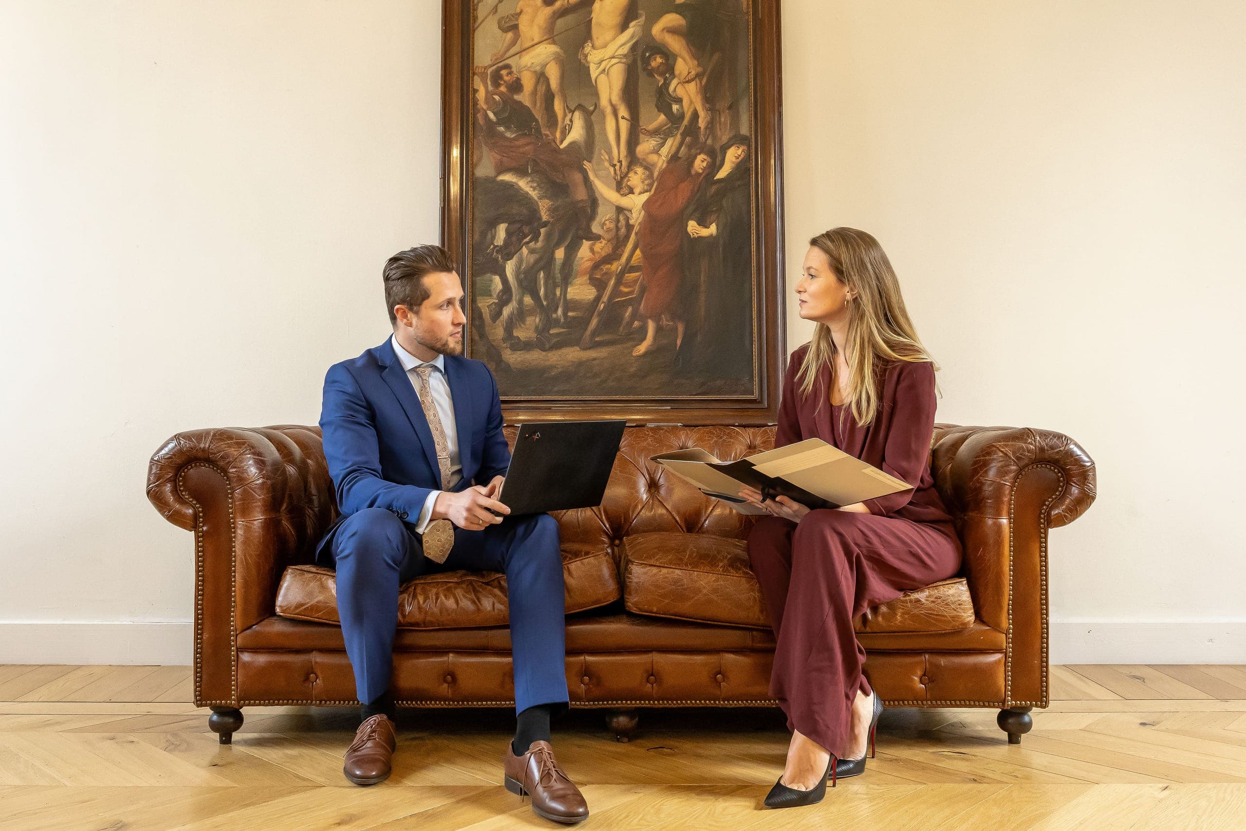 Mr. Jorg van Mulken en mr. Inge Mol op de chesterfield bij NOOR Advocatuur