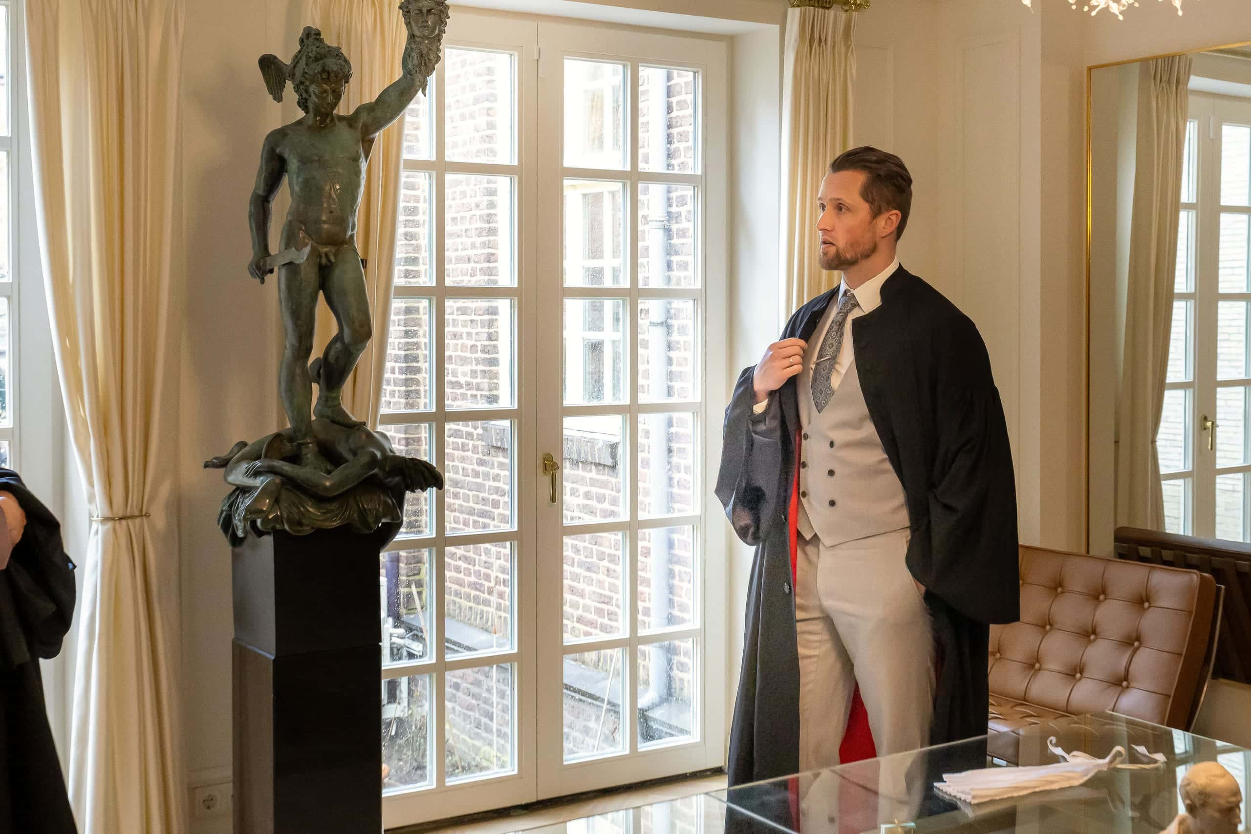 Mr. Jorg van Mulken bij de Perseus van Cellini in het kantoor van NOOR Advocatuur