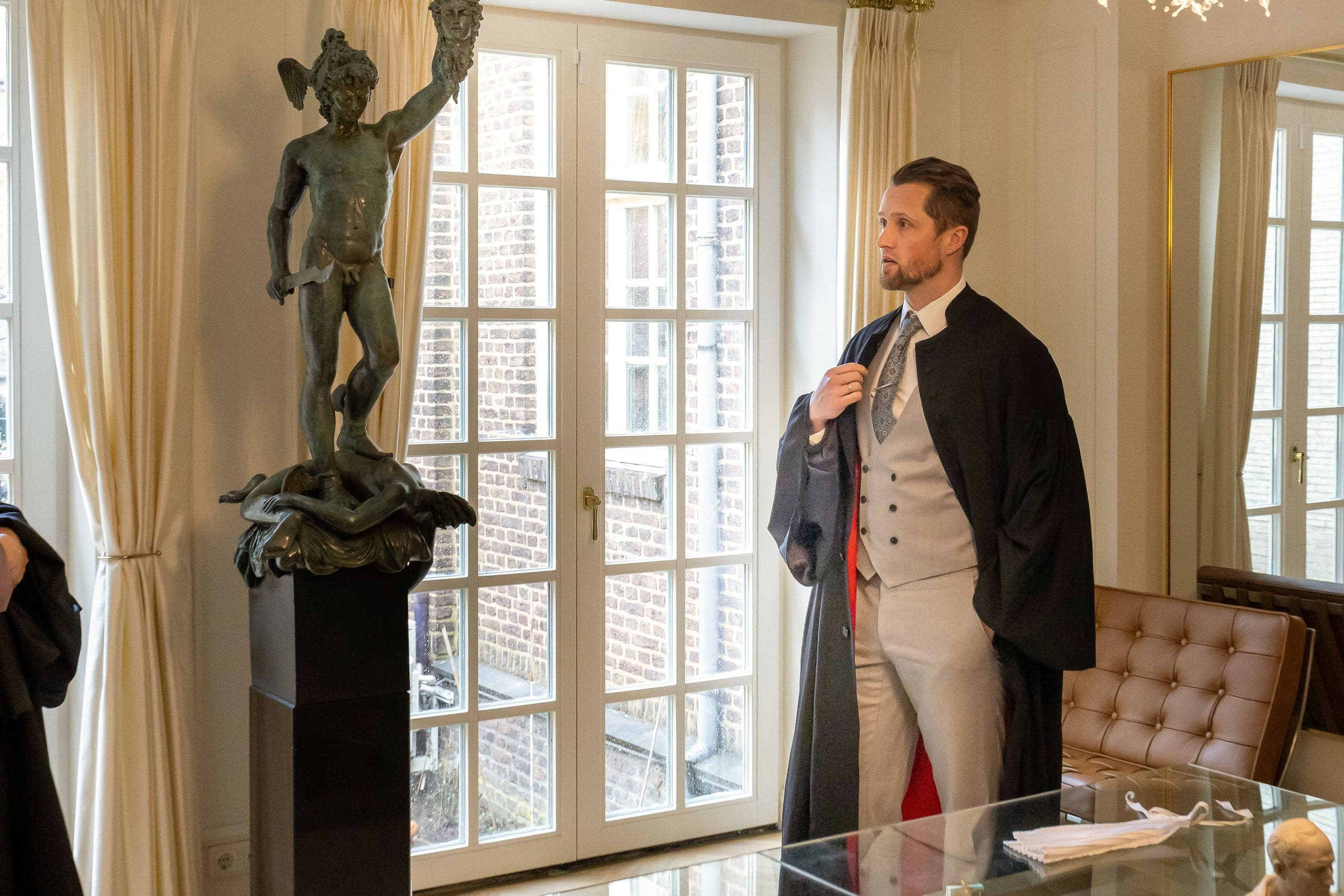 Mr. Jorg van Mulken bij de Perseus van Cellini in het kantoor van NOOR Advocatuur
